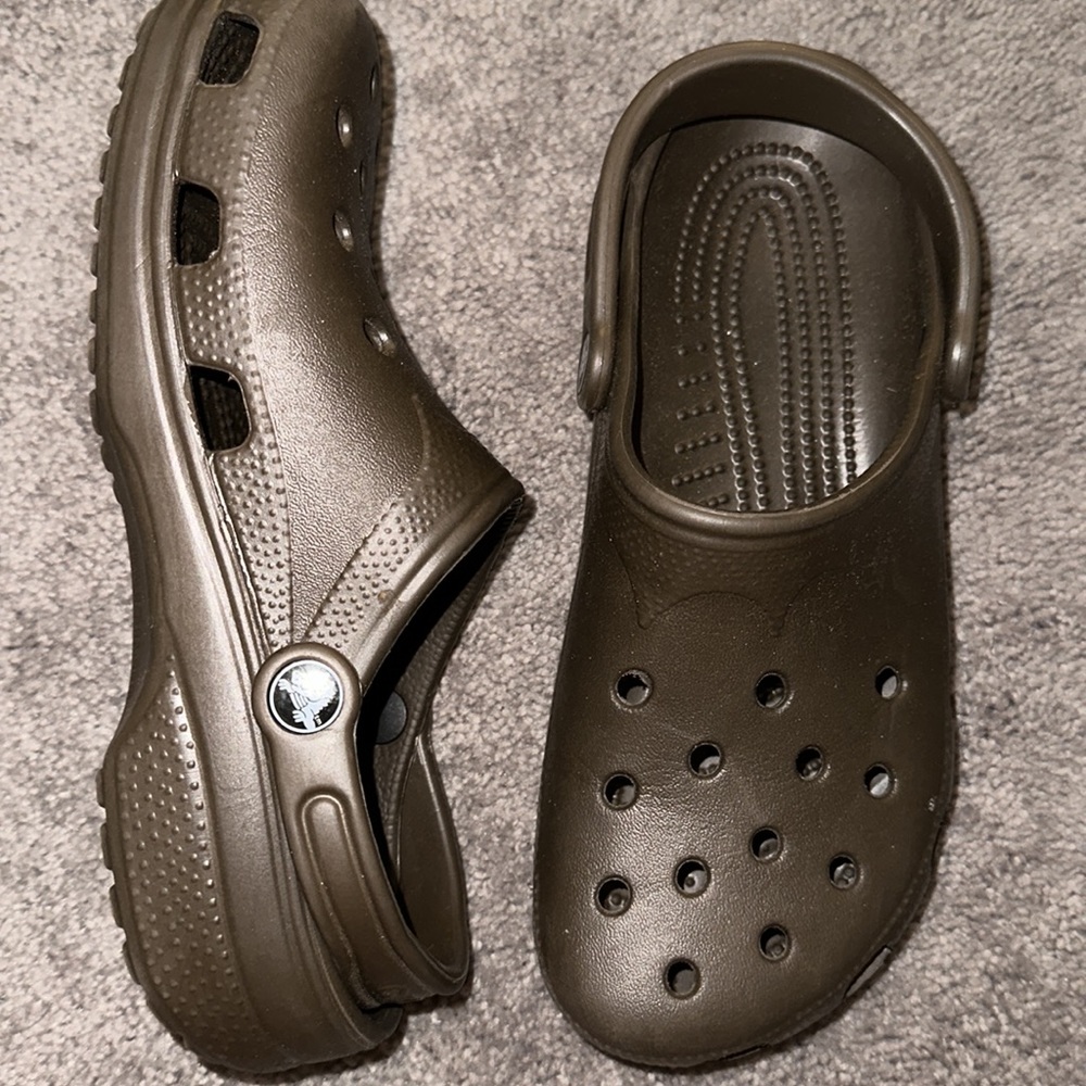 BROWN CROCS. PERFECT CONDITION. SIZE MEDIUM (W 8-9 M 6-7)